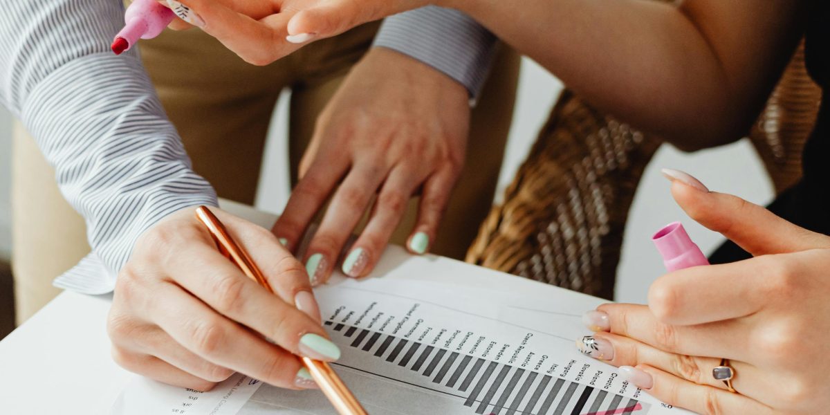 A team reviews performance data to understand the real attribution and ROI of an advertising campaign.