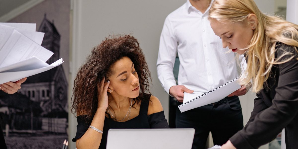 A team appears confused or overwhelmed in a meeting setting, symbolizing the challenges of unclear roles in social media management.