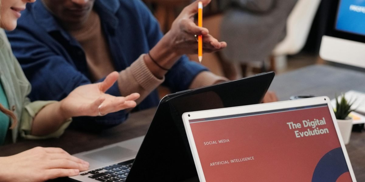 Modern media professionals collaborate to master online advertising programs and adapt to the fragmented news ecosystem.