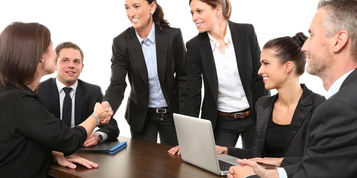 A team collaborates to analyze campaign performance against industry benchmarks.
